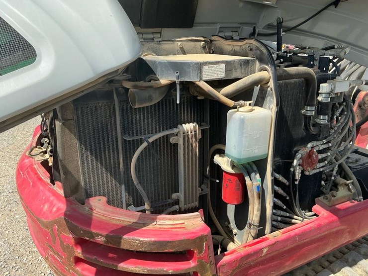 2017-takeuchi-tb240-image-12