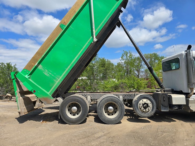 2017-peterbilt-348-image-60