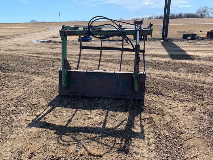 skid-steer-bucket-with-grapple-image-4