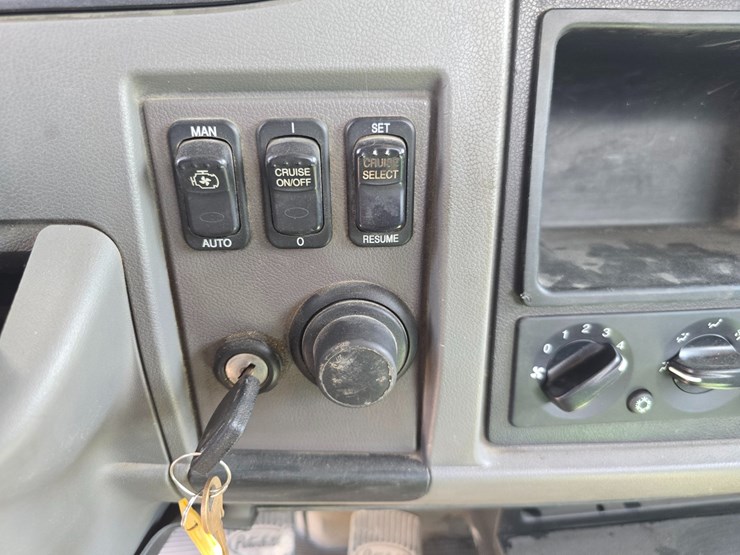 2017-peterbilt-348-image-110