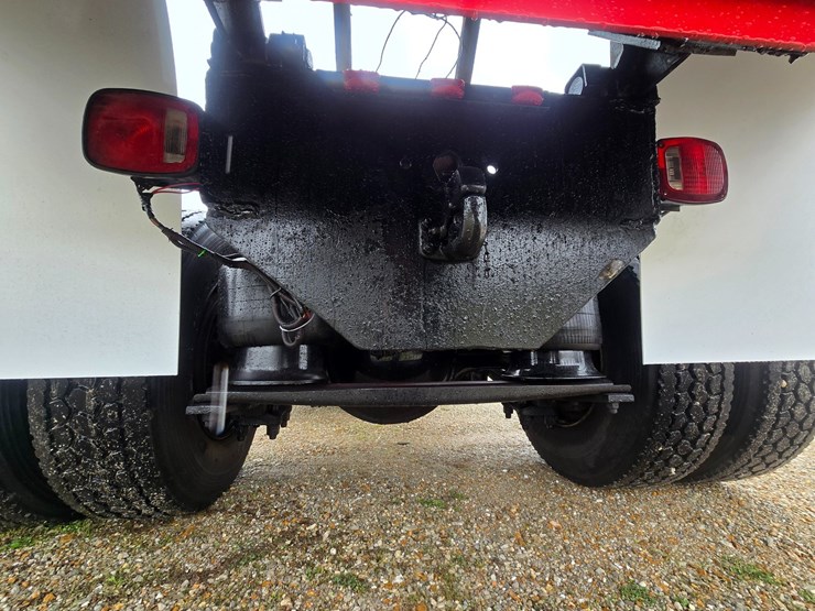 2012-freightliner-m2-106-image-92