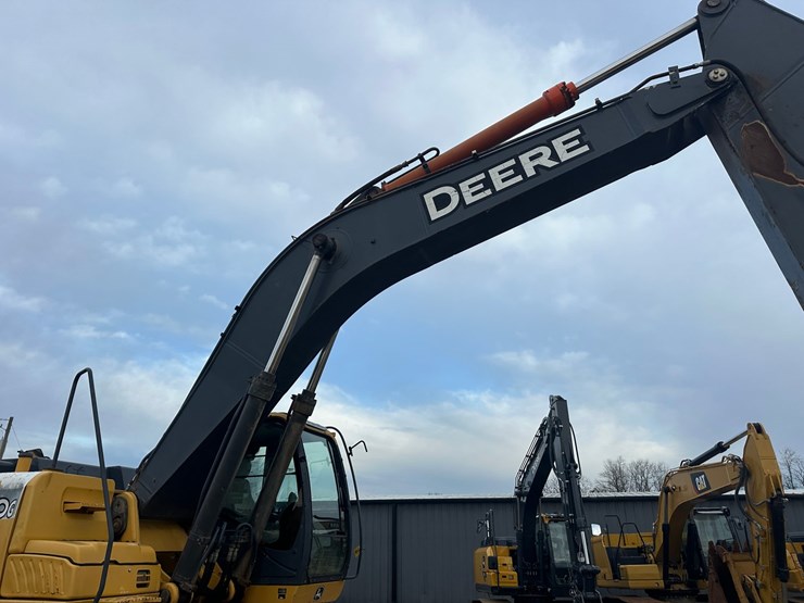 2013-deere-350g-lc-image-26