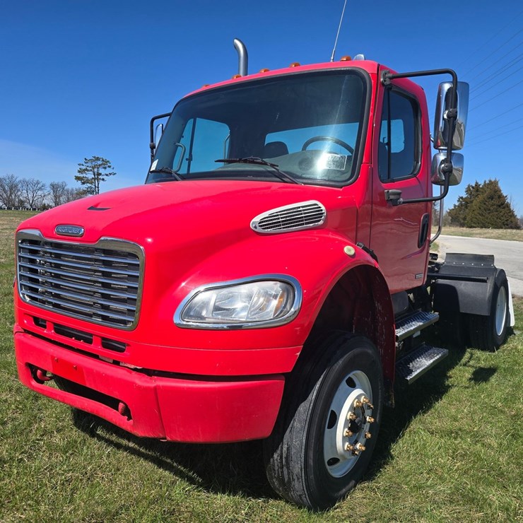 2005 FREIGHTLINER M2 106