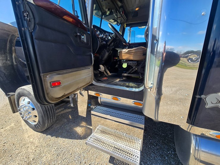 2005-peterbilt-379-image-53