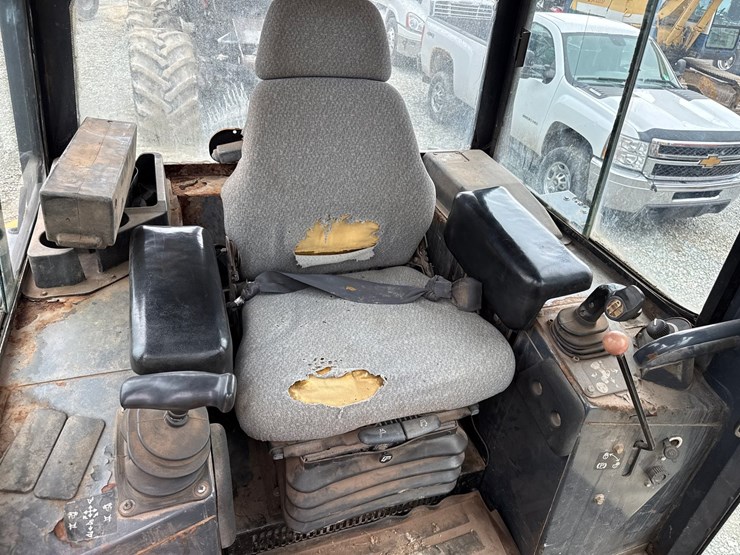 2005-deere-700j-xlt-image-34