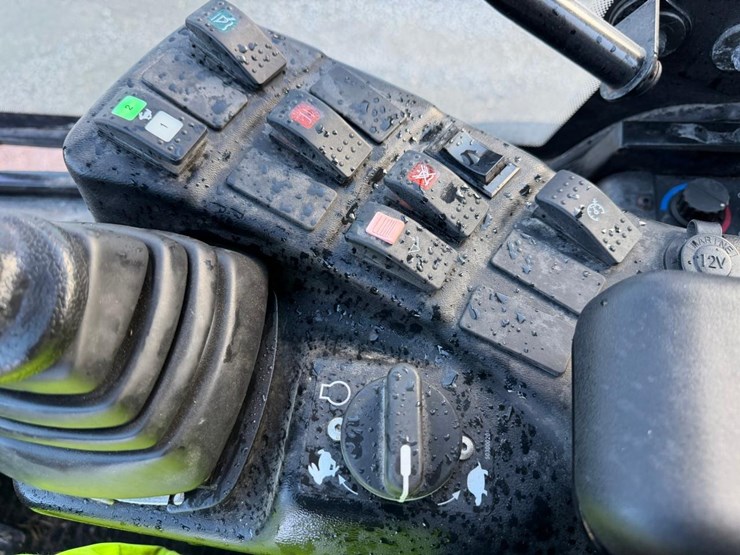 2022-gehl-al750-image-49