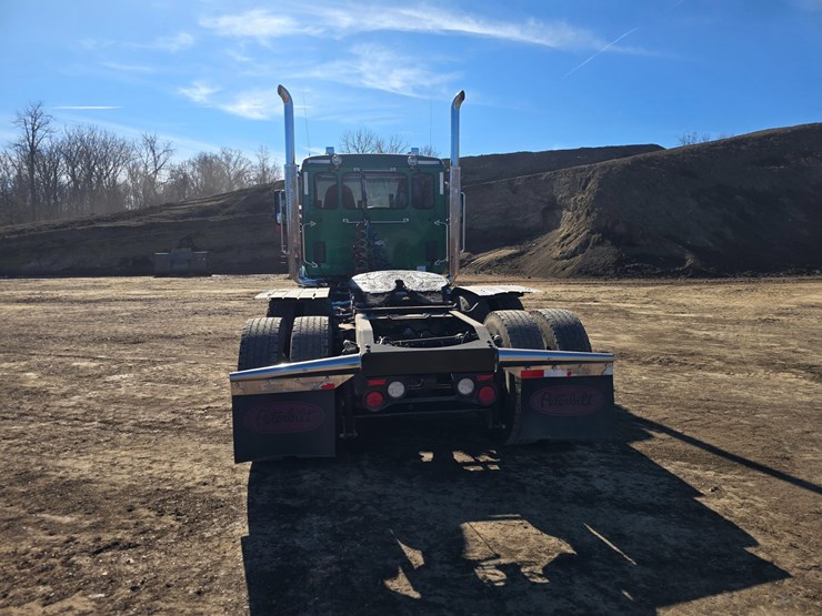 2019-peterbilt-567-image-13