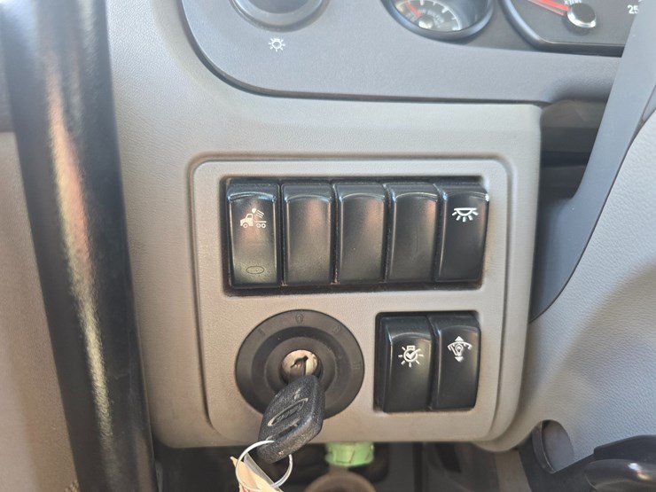 2017-peterbilt-579-image-57