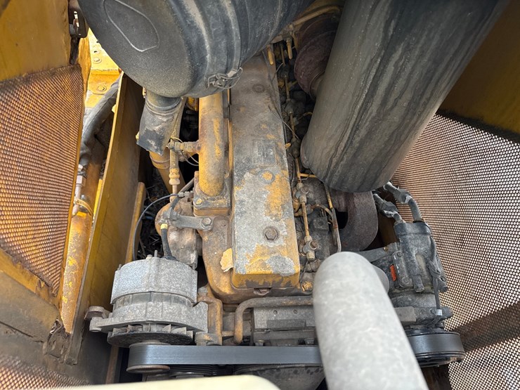 2005-deere-700j-xlt-image-28