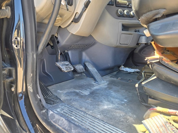 2016-peterbilt-579-image-49