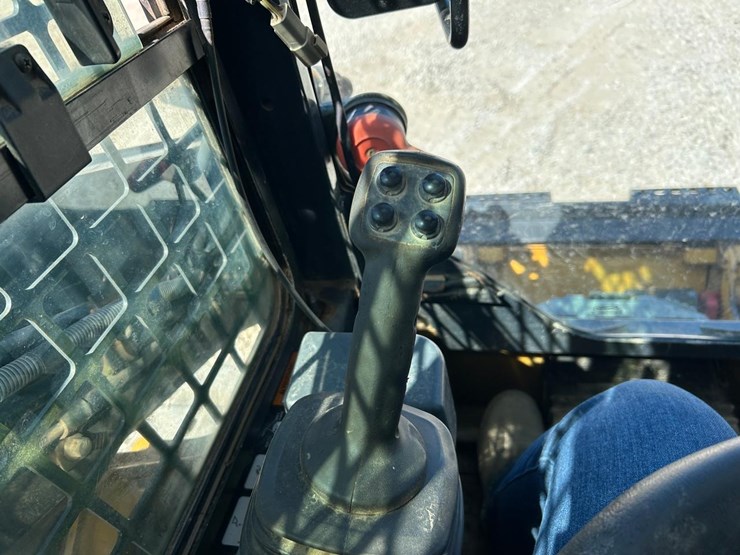 2019-deere-317g-image-24