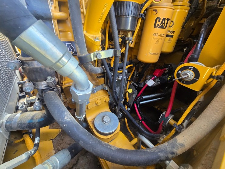 2014-caterpillar-953d-image-39