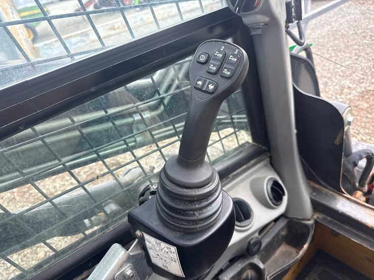 new-holland-l320-image-28