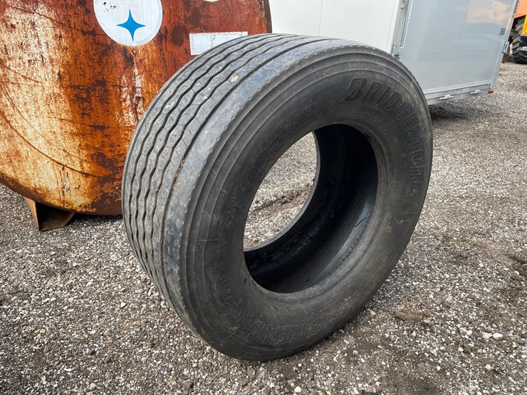 #3384-•-bridgestone-m835a-super-single-semi-tire-image-1