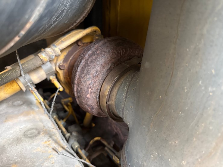 2005-deere-700j-xlt-image-30