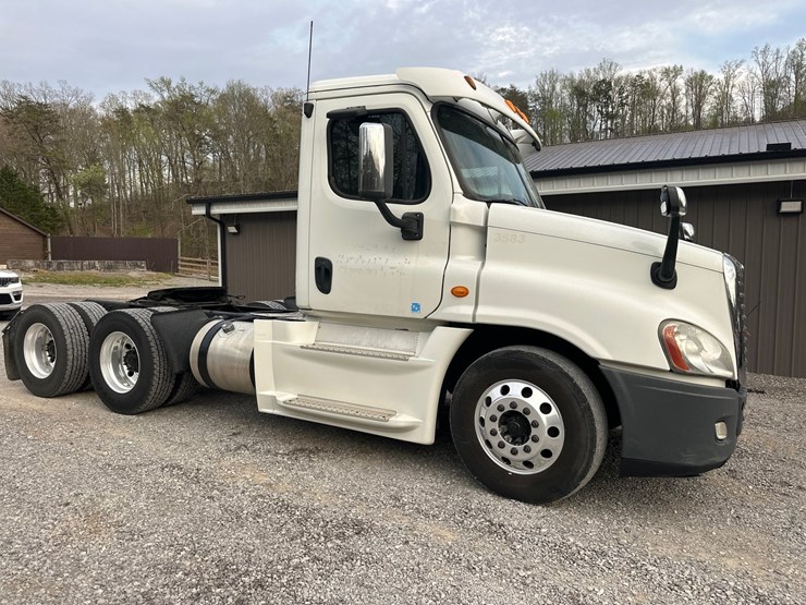2014-freightliner-cascadia-125-image-2