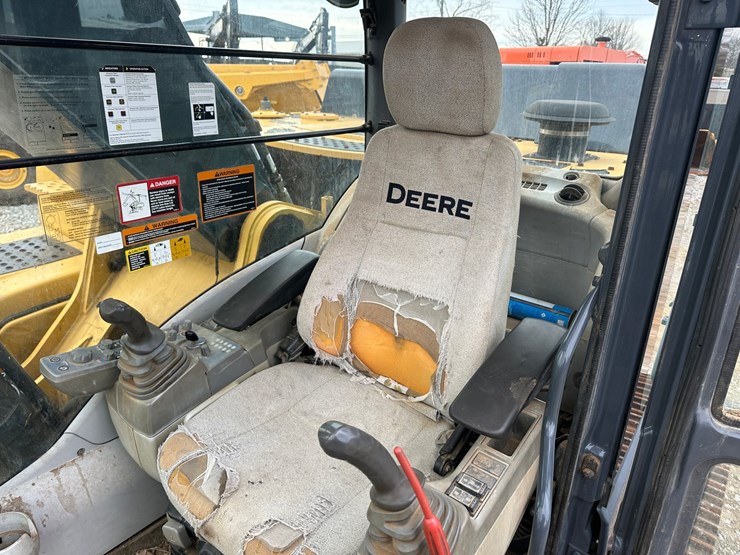 2013-deere-350g-lc-image-42