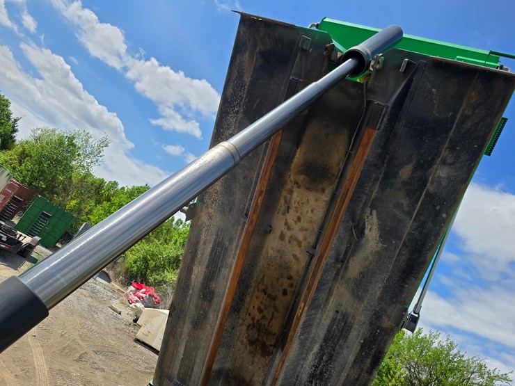 2017-peterbilt-348-image-123