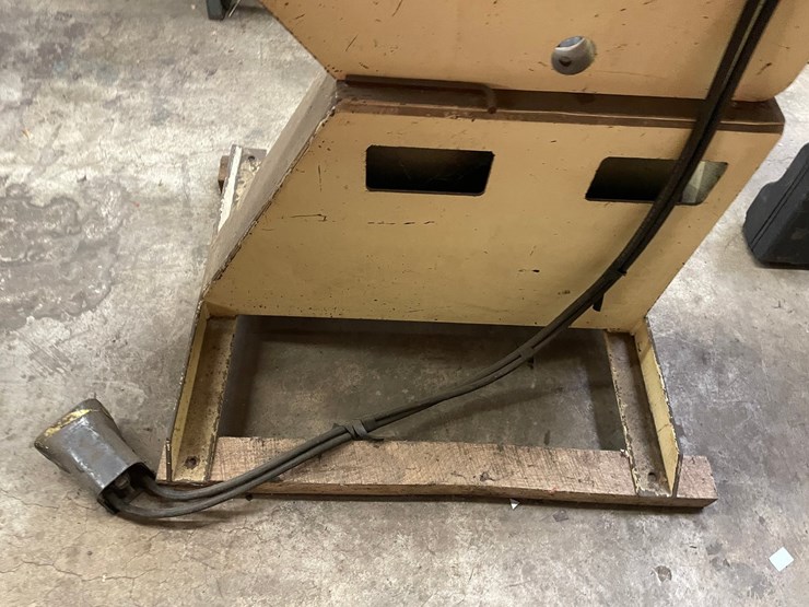 #2509-•-norlok-clincher-machine-(columbia-heights,-mn)-image-4