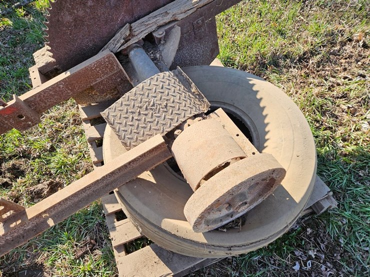 #558-•-international-belt-pully-buzz-saw-image-12