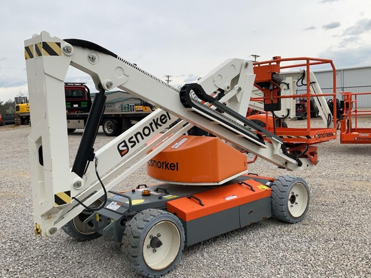 #310-•-2019-snorkel-38'-articulating-lift-image-4