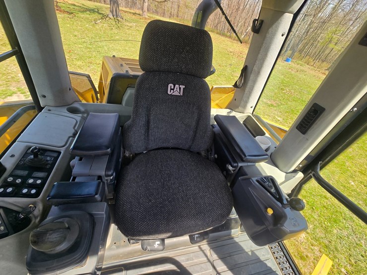 2014-caterpillar-953d-image-51