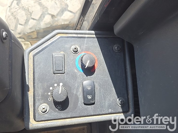 2019-deere-670g-image-114