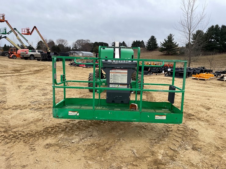 2016-jlg-400s-image-2