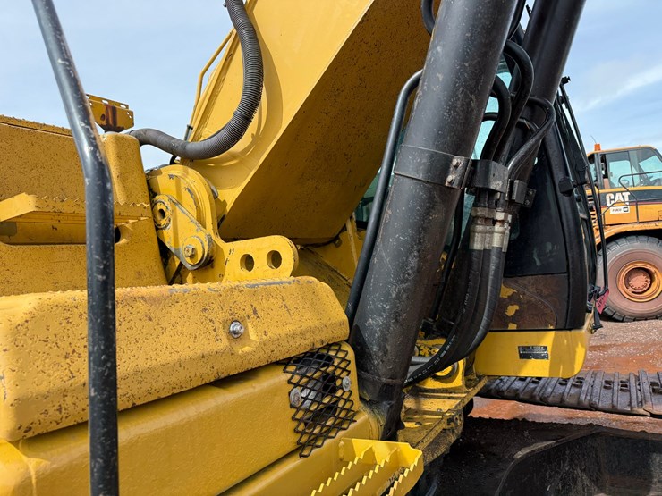 caterpillar-330d-image-25