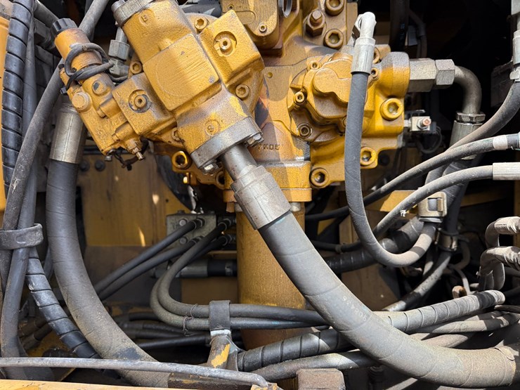 caterpillar-330d-image-41