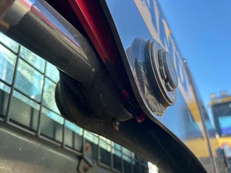 new-holland-l216-image-34