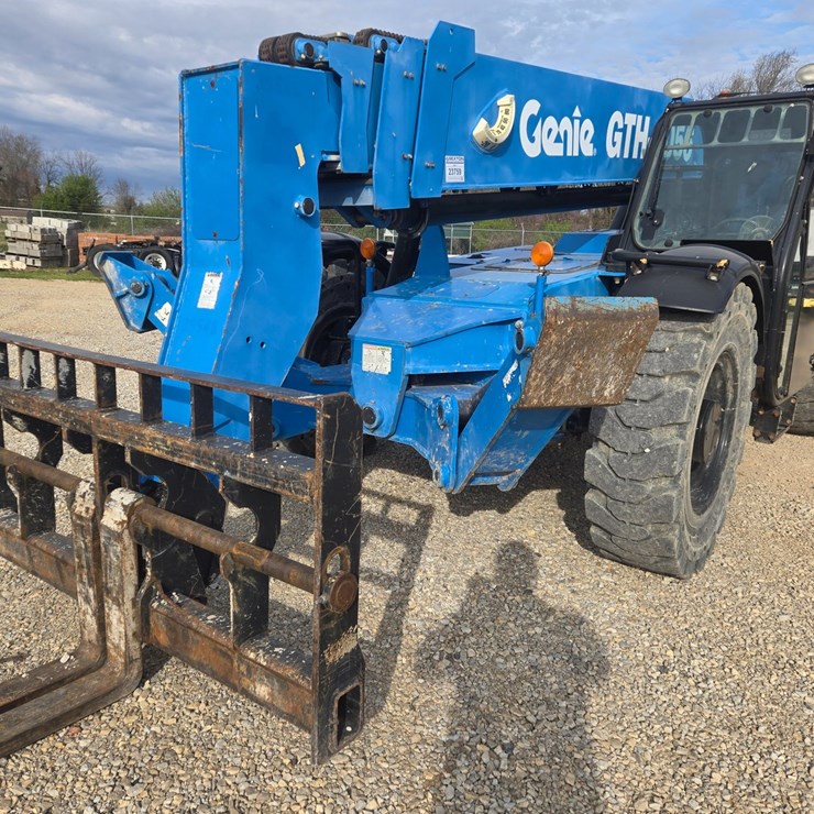 2015 GENIE GTH1056
