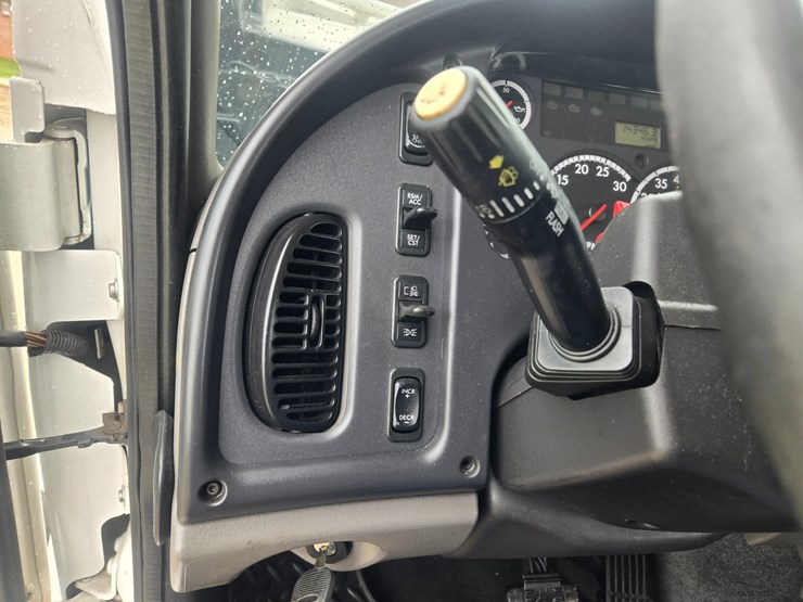 2012-freightliner-m2-106-image-84
