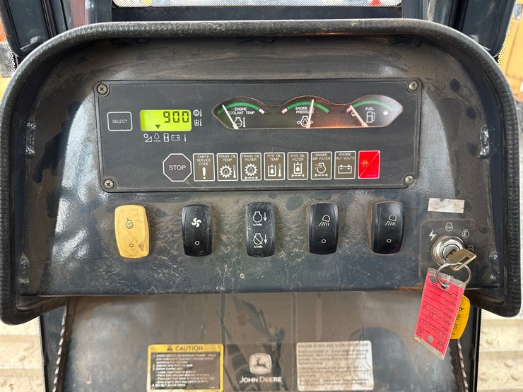 2005-deere-700j-xlt-image-40