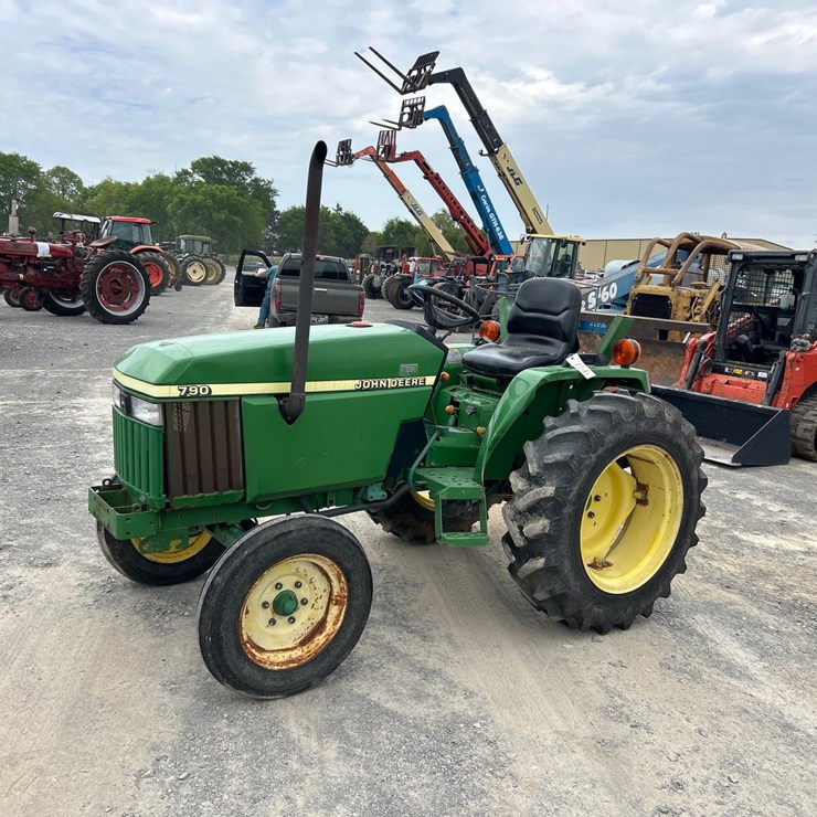 JOHN DEERE 790