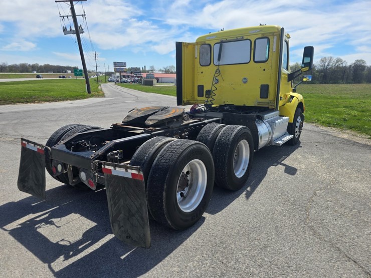 2017-peterbilt-579-image-13