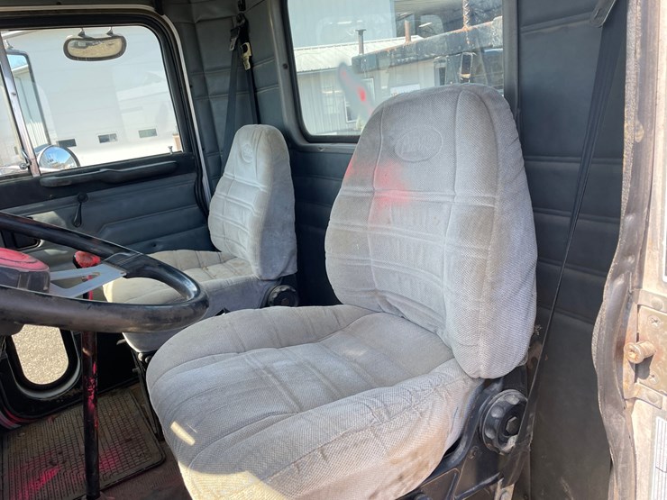 1995-peterbilt-330-image-35