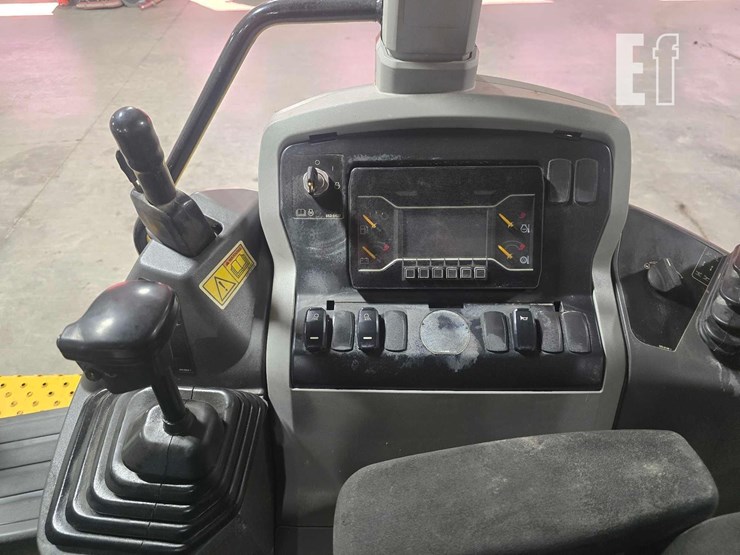 2021-caterpillar-416-image-25