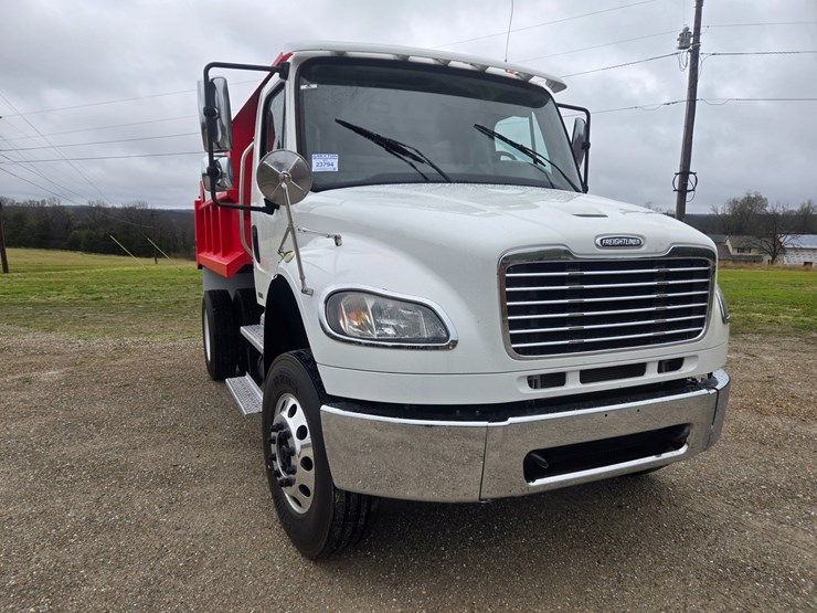 2012-freightliner-m2-106-image-23