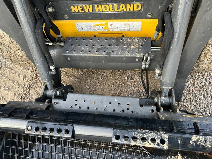 2017-new-holland-l218-image-10