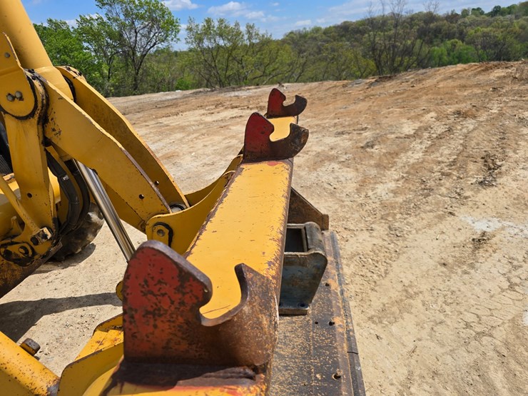 2005-caterpillar-420d-image-28