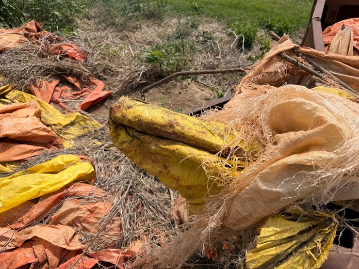 #45266-•-8.5'-bed-trailer-w/levee-spills-image-19