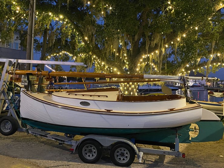 #9545-•-grimmalkin-–-18'-fenwick-williams-classic-wooden-catboat-w/-trailer-image-17