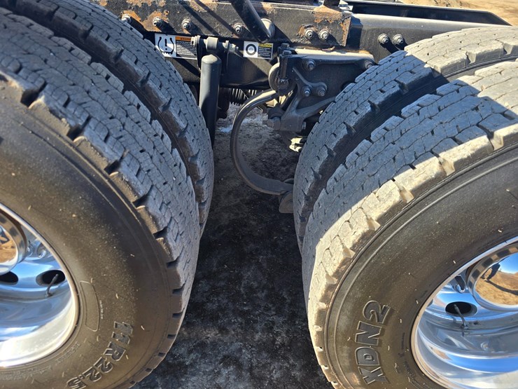 2019-peterbilt-567-image-81