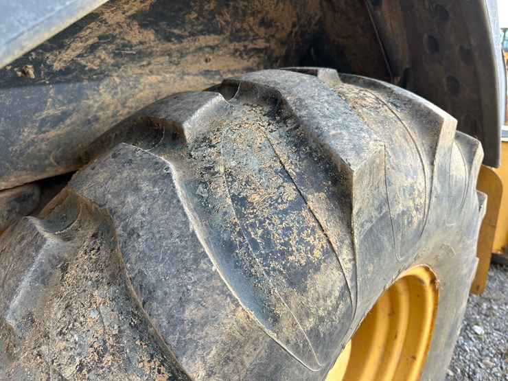 2011-deere-310sj-image-51