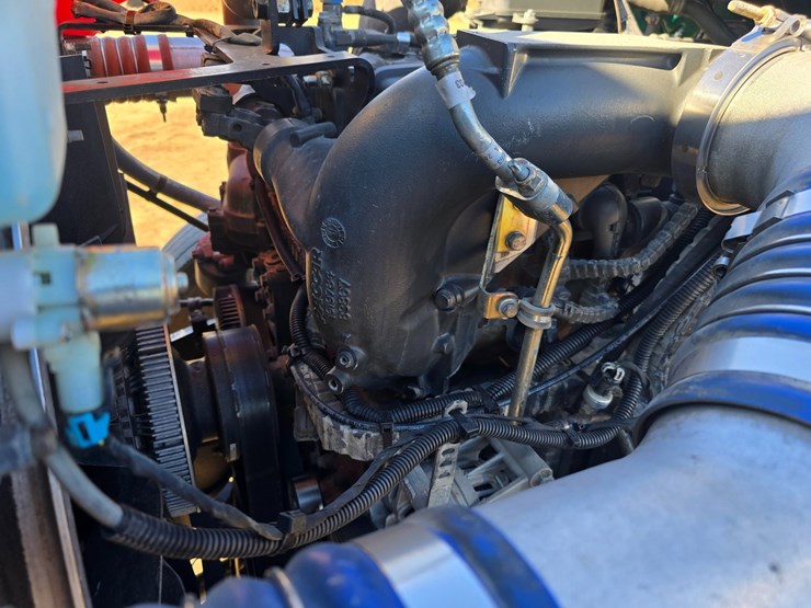 2019-peterbilt-567-image-33