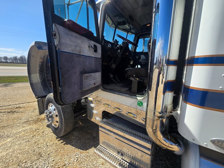1996-peterbilt-377-image-52