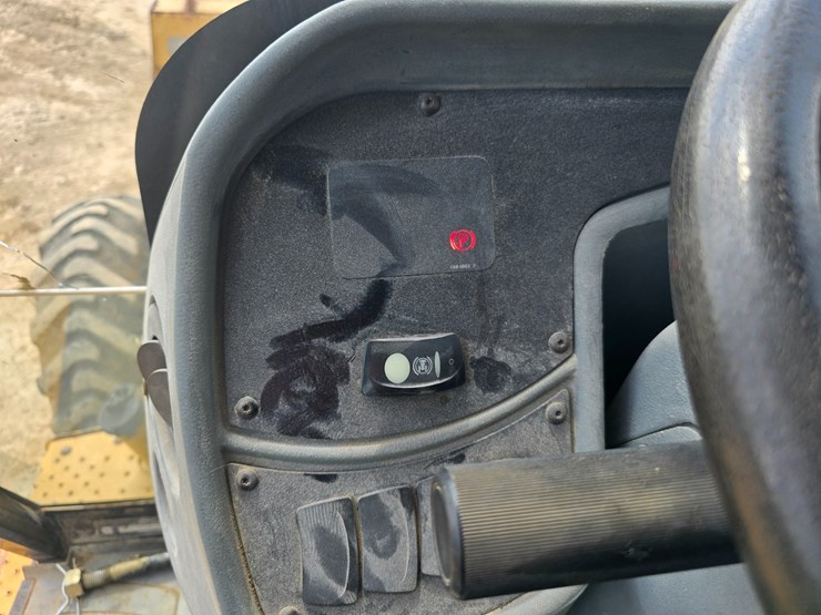 2005-caterpillar-420d-image-85