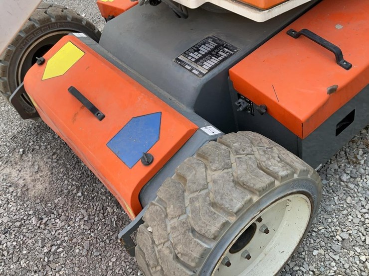 #311-•-snorkel-38'-articulating-lift-image-18