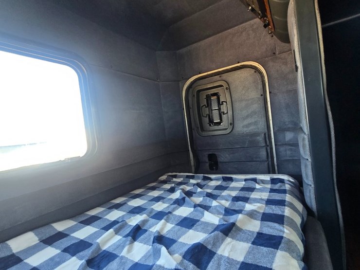 1996-peterbilt-377-image-75